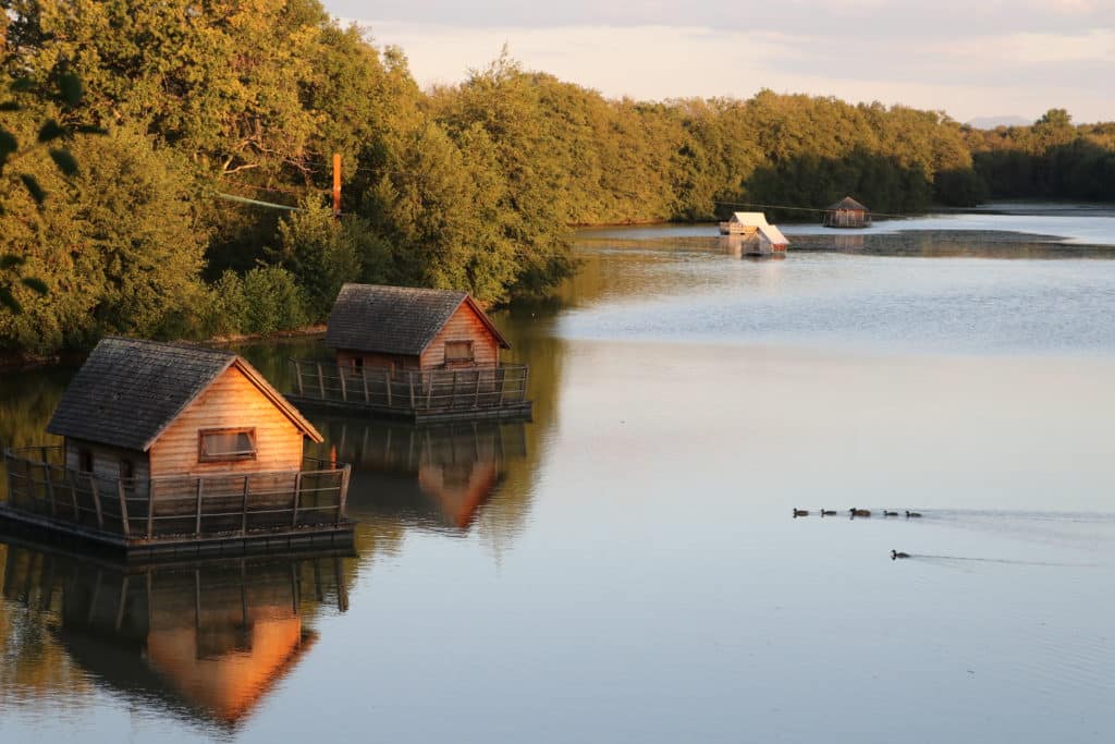 floating cabin autumn Domaine de la Dombes