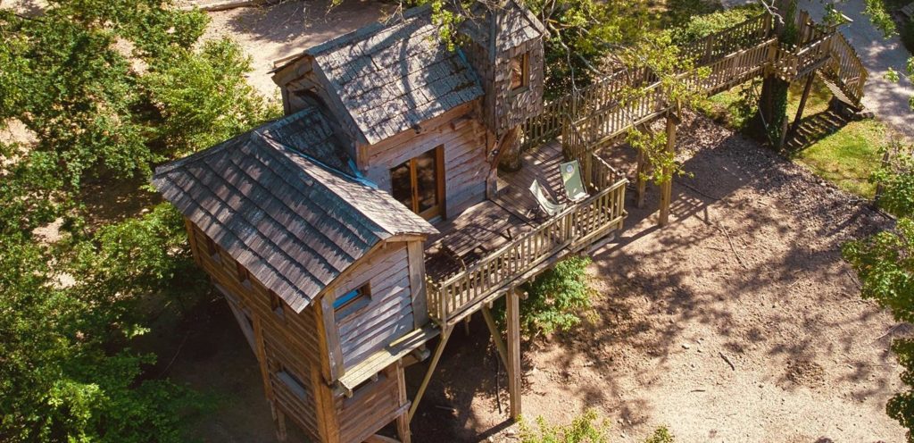 cabane des lutins au bord de l'eau