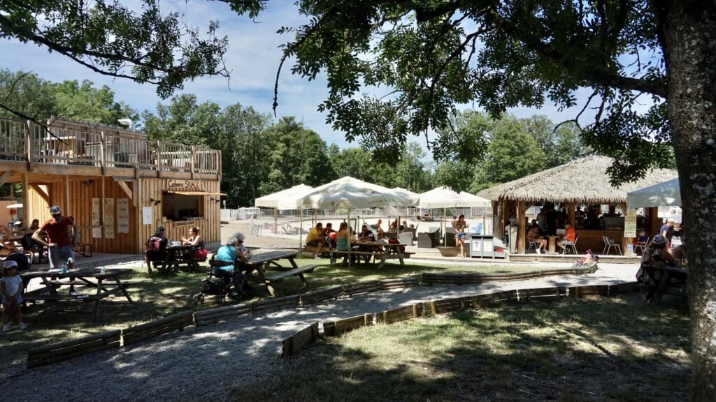 Bar and snack area of the Domaine de la Dombes in Saint Paul de Varax