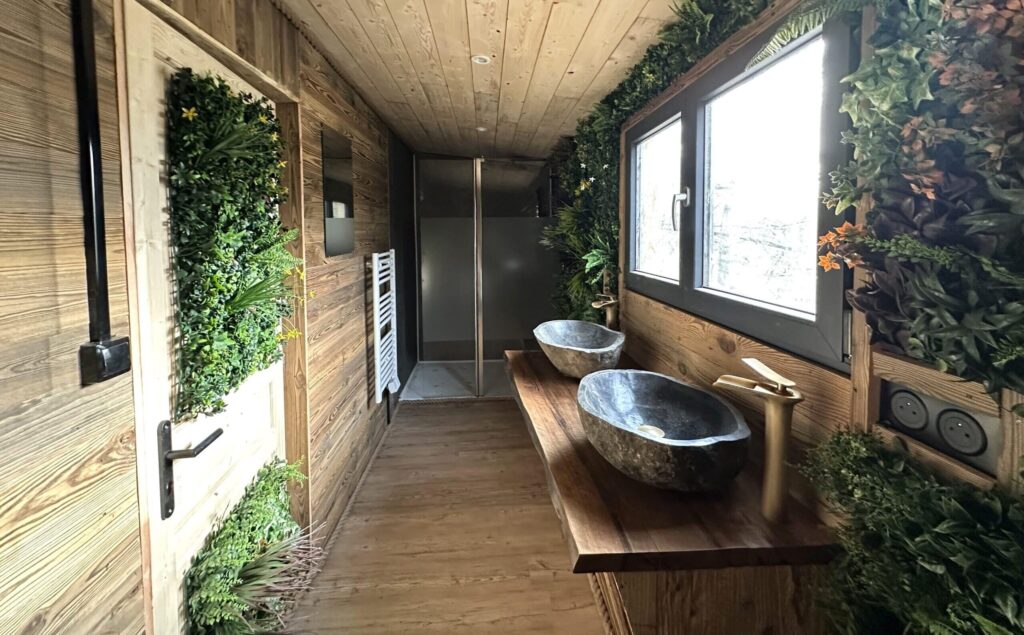 Salle de bain spacieuse de la cabane RANCH au Domaine de la Dombes